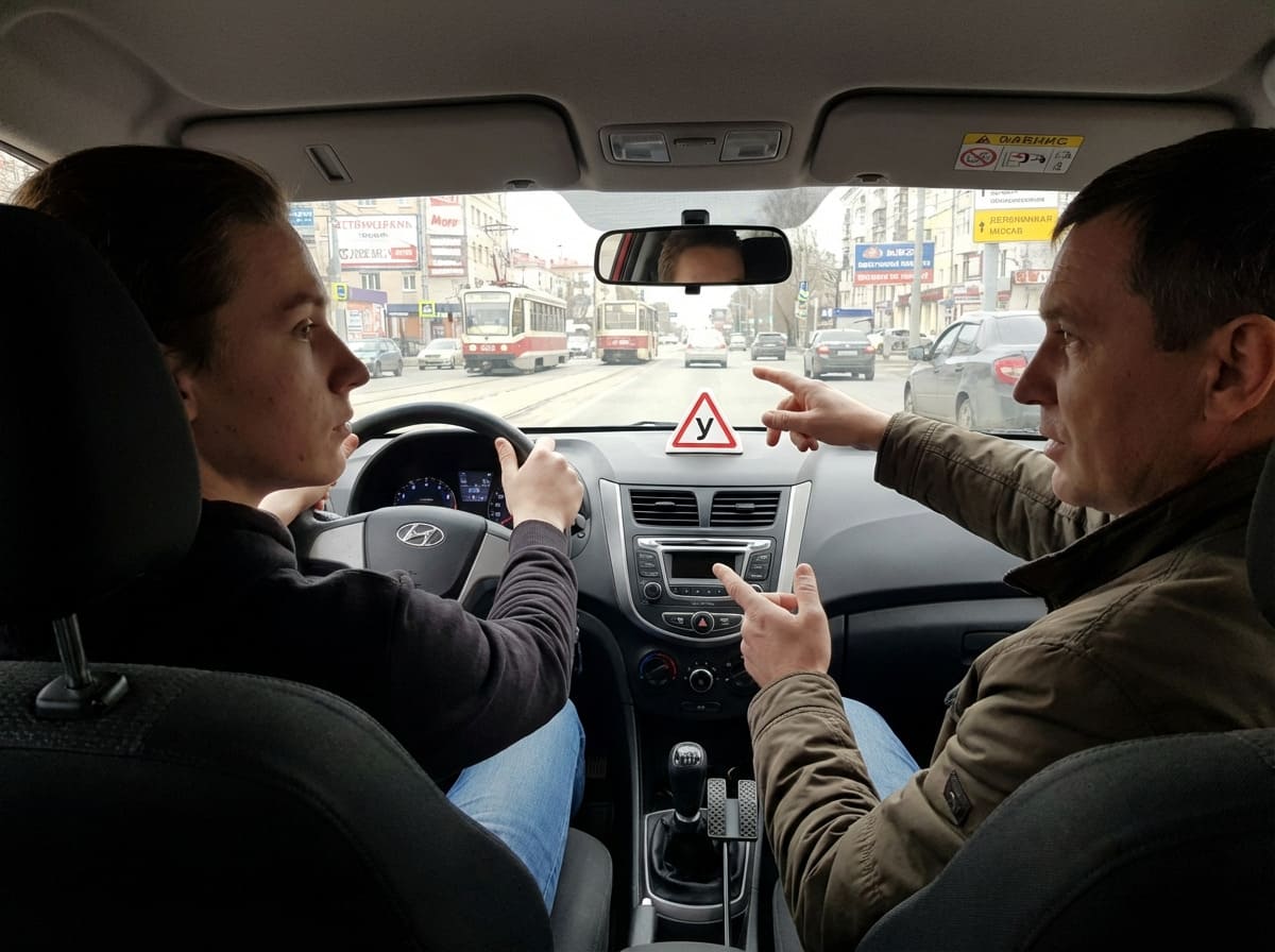 Вид изнутри учебного автомобиля