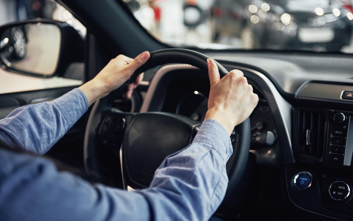 Водитель за рулем автомобиля