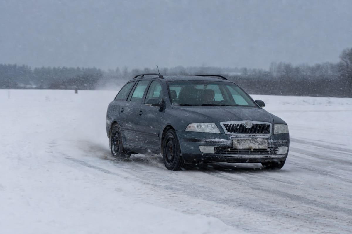 Выводим автомобиль из заноса зимой